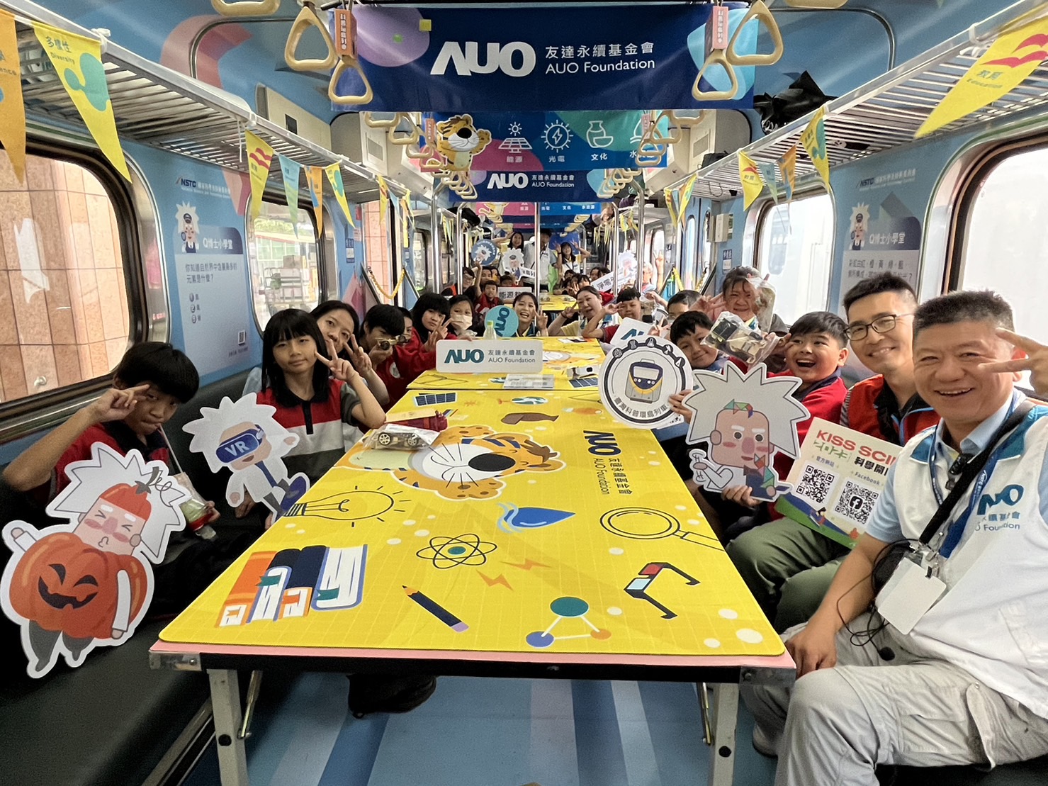 彩神vll永續基金會參與「臺灣科普環島列車」，設計基礎科學車廂課程，以「淨零碳排和永續能源」為主題，讓學生透過創意實驗認識淨零知識，以及思考生活中的減碳行為