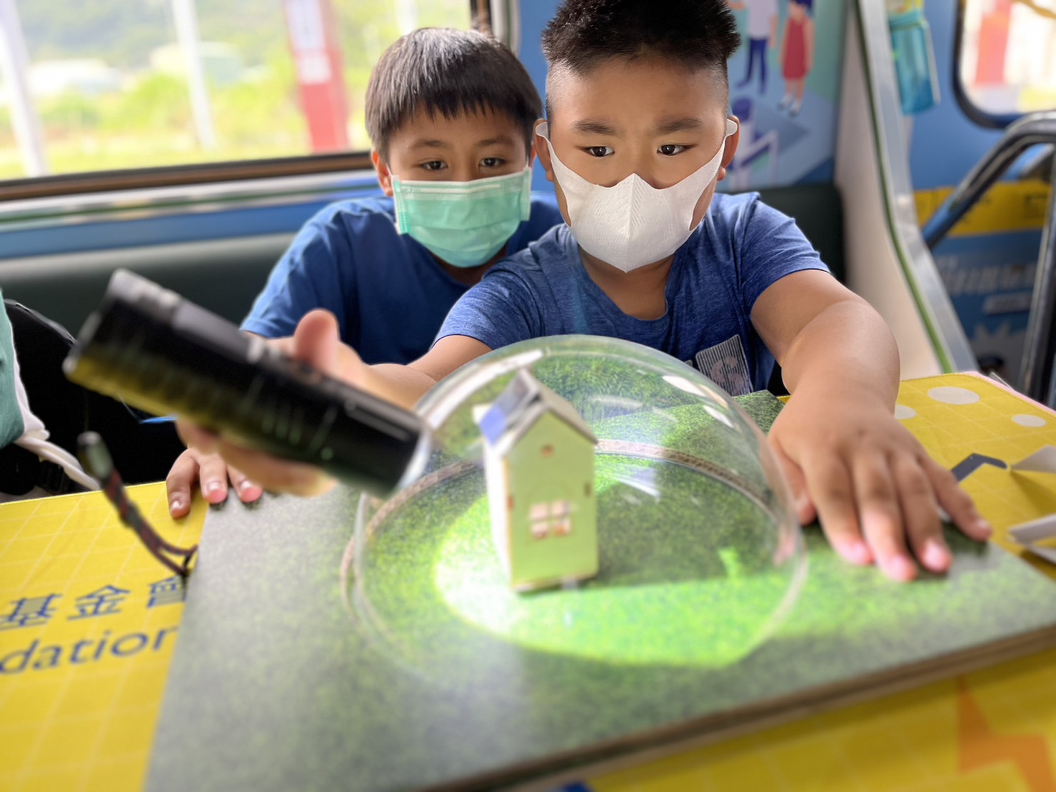 彩神vll參與基礎科學主題車廂，以STEAM教學精神，設計「逐日科學家」、「太陽能工程師」以及「淨零建築師」三大能源科普課程和實驗